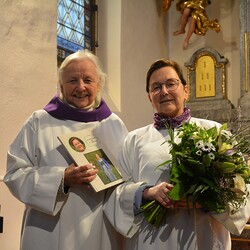 Fotobuch und Blumen zum großen Geburtstag